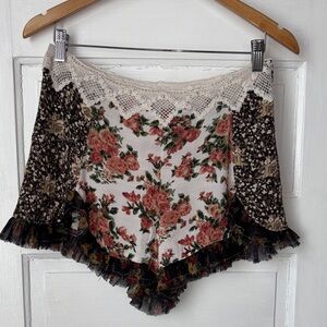 FREE PEOPLE MOONLIGHT ROMANCE FLORAL RUFFLE
CROCHET SHORTS